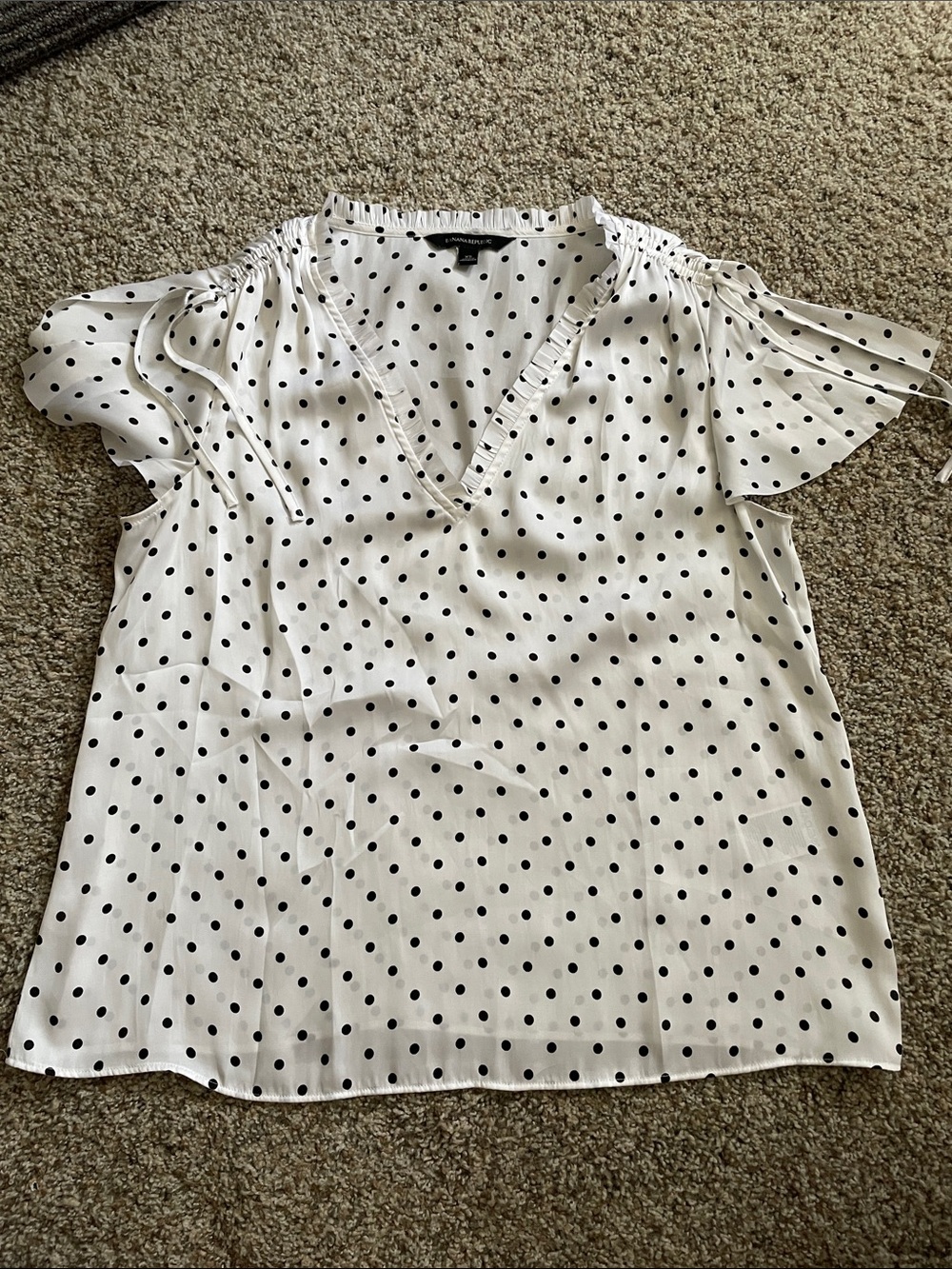 Banana Republic White Polka Dot Flutter Sleeve V-Neck Top size XS